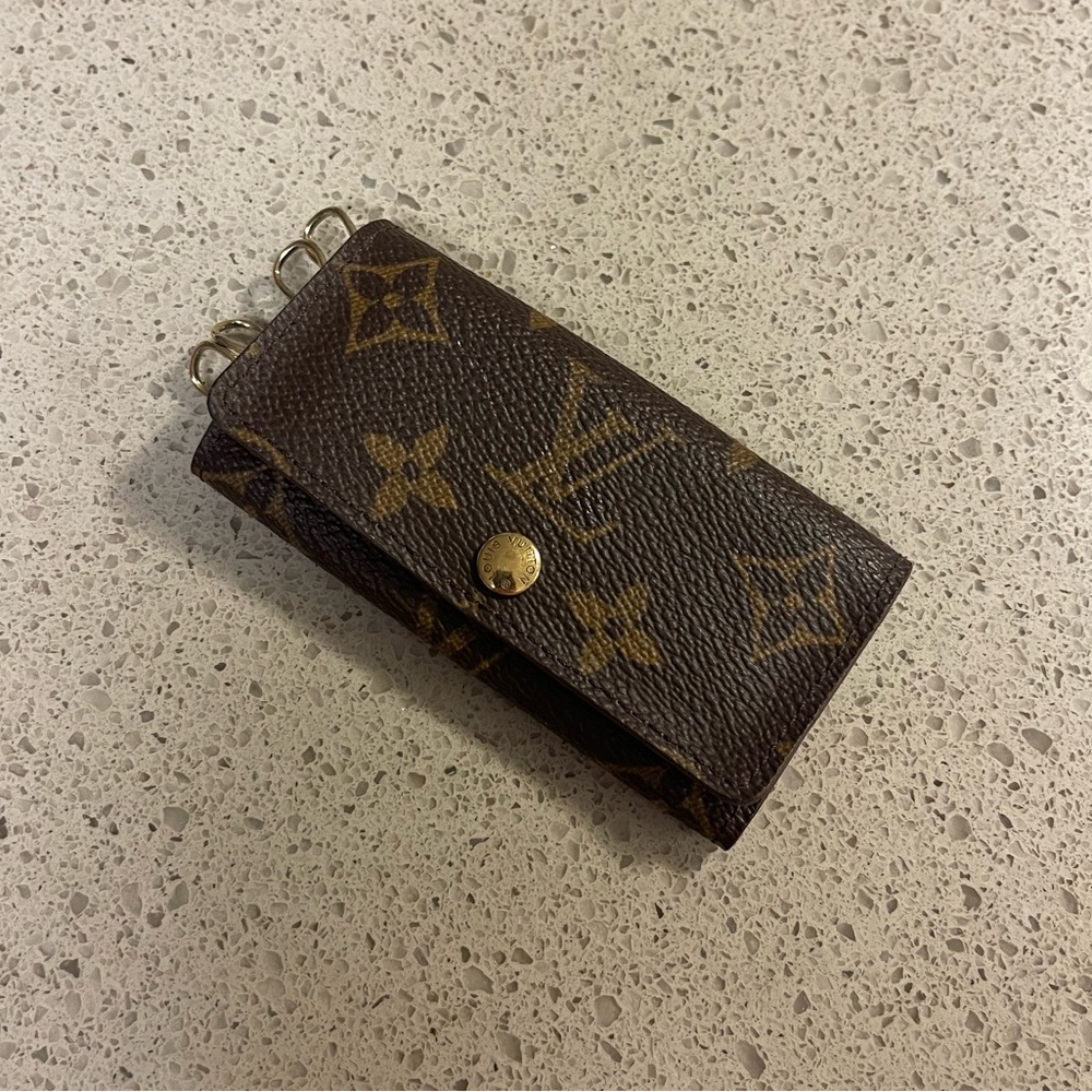 LOUIS VUITTON 4 Key Holder in Monogram Canvas - 💯 AUTHENTIC - M69517